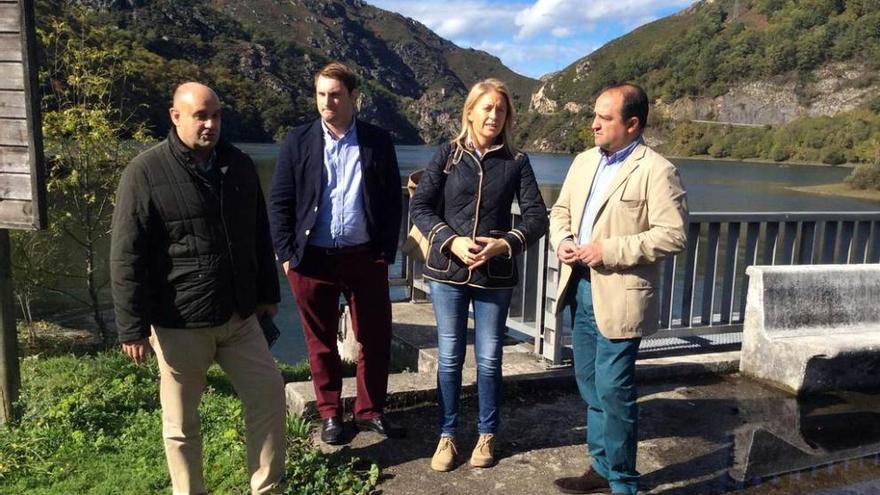 Por la derecha, Pedro Leal, Adrián Pumares (Laviana), Cristina Coto y Luis Prida (Langreo), ayer, en Rioseco.