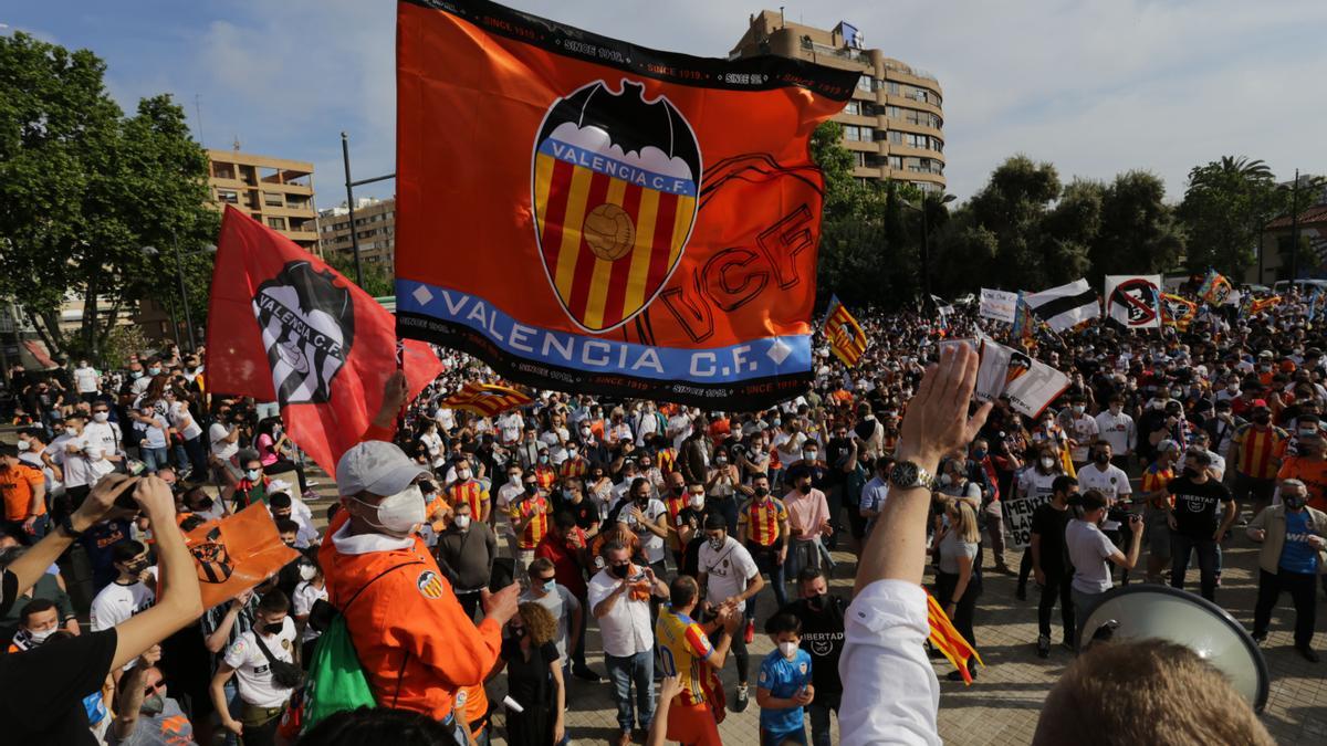 Las imágenes de la marcha de la afición valencianista contra Lim