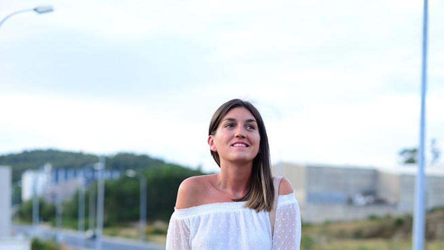 Esta blogger se suma a la moda de los hombros al aíre con una bonita blusa que combina con unos shorts vaqueros y unas sandalias romanas, otra sensación de este verano.