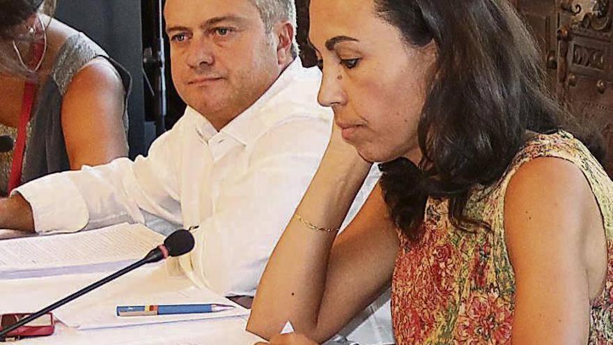 Manuel Santos y María Ramallo, durante un pleno municipal. // S.A.
