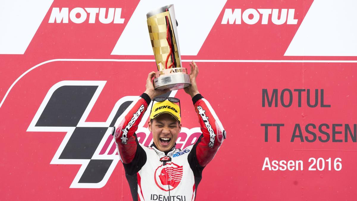 Takaaki Nakagami levanta la copa de campeón de Moto2, en el circuito de Assen.