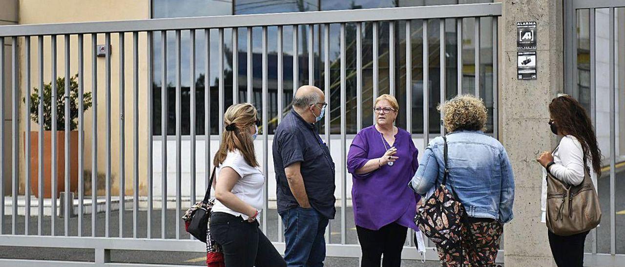 Representantes sindicales en la entrada de la factoría de Florentino en Lalín.