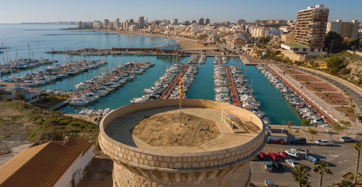 El Club Náutico de El Campello, con la Torre de la Illeta en primer término