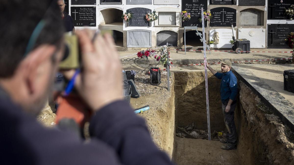 En imágenes | Exhumación de fosas comunes en el cementerio de Ejea
