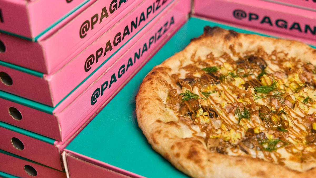 Pizza Pagana, la nueva pizzería 'outsider' de Madrid: masas de 72 horas y recetas “ilegales” en el Mercado de San Leopoldo