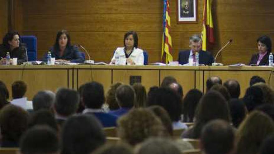 La juez denunciante, segunda por la izquierda, en un congreso reciente.