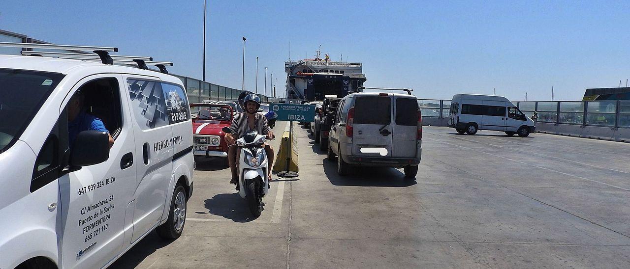Mil vehículos ya han reservado su entrada en Formentera este verano -  Diario de Mallorca