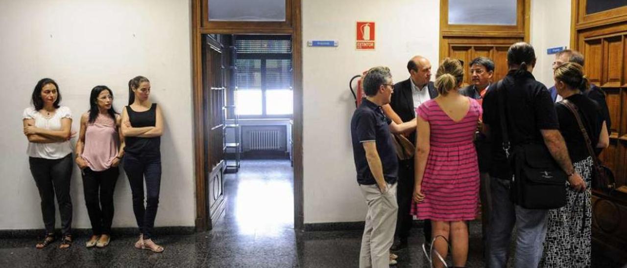 El director xeral de Xustiza se dirige a la prensa, ayer en el antiguo edificio, ante la mirada de un grupo de funcionarias del archivo. // Brais Lorenzo