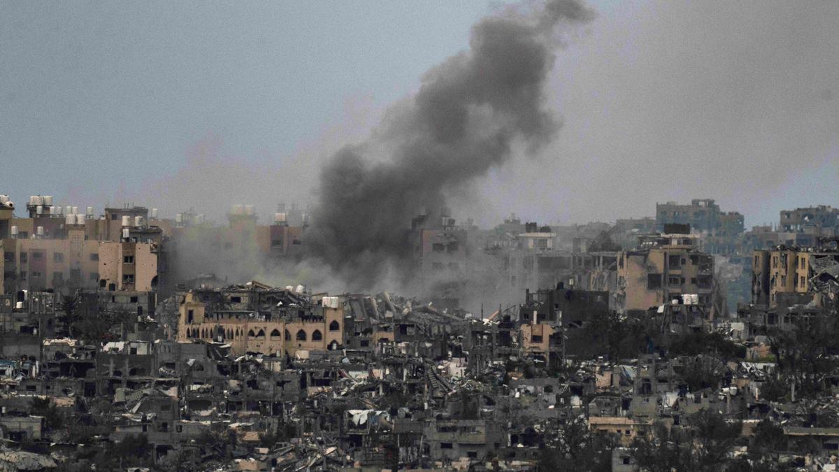 Una columna de humo tras un ataque de Israel en la Franja de Gaza,
