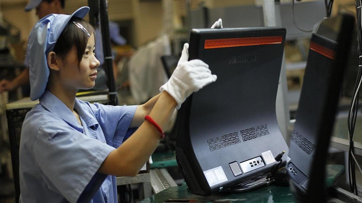 Una mujer trabaja en la línea de producción de Lenovo, en la planta que la empresa tiene en Shanghái.