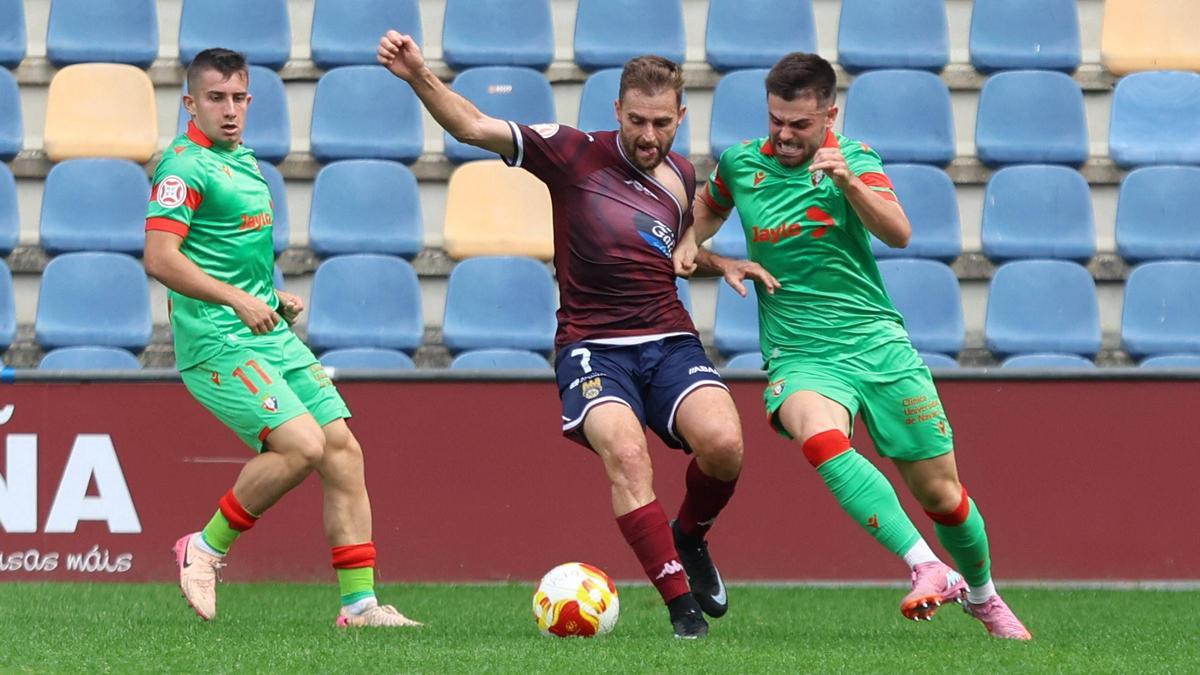 Álex González disputa un balón con un contrario
