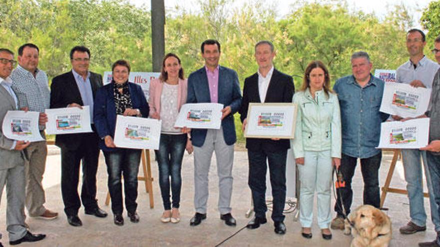 Autoridades y representantes de la ONCE posan con los cupones, ayer en la Albufera.