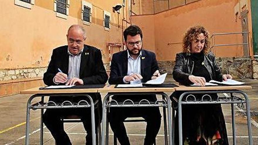 Bargalló, Aragonès i Capella (d&#039;esquerra a dreta) signant la cessió d&#039;usos.