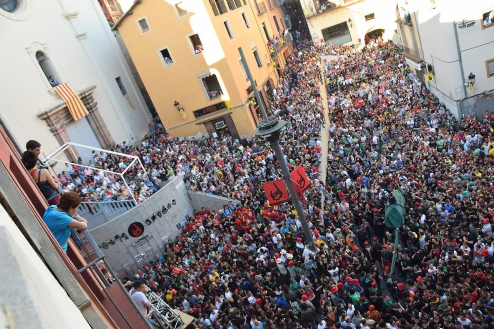 La plaça de Sant Pere s'omple en l'inici de la darrera passada de la Patum