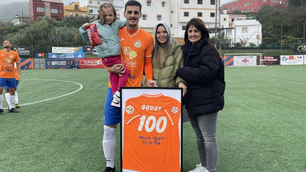 Dani Godoy posa con la camiseta conmemorativa de su partido 100 con el Panadería Pulido, junto a su familia. | | PANADERÍA PULIDO