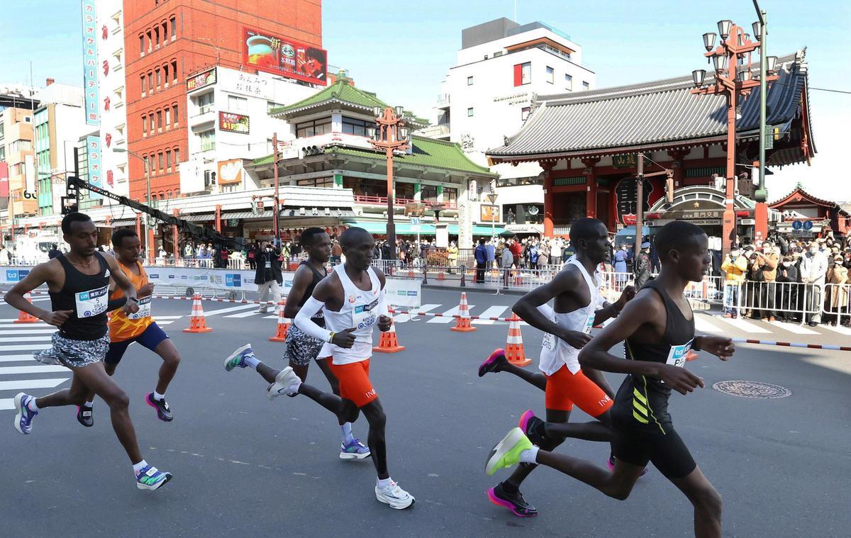 Corredores de élite en el Maratón de Tokio del pasado año