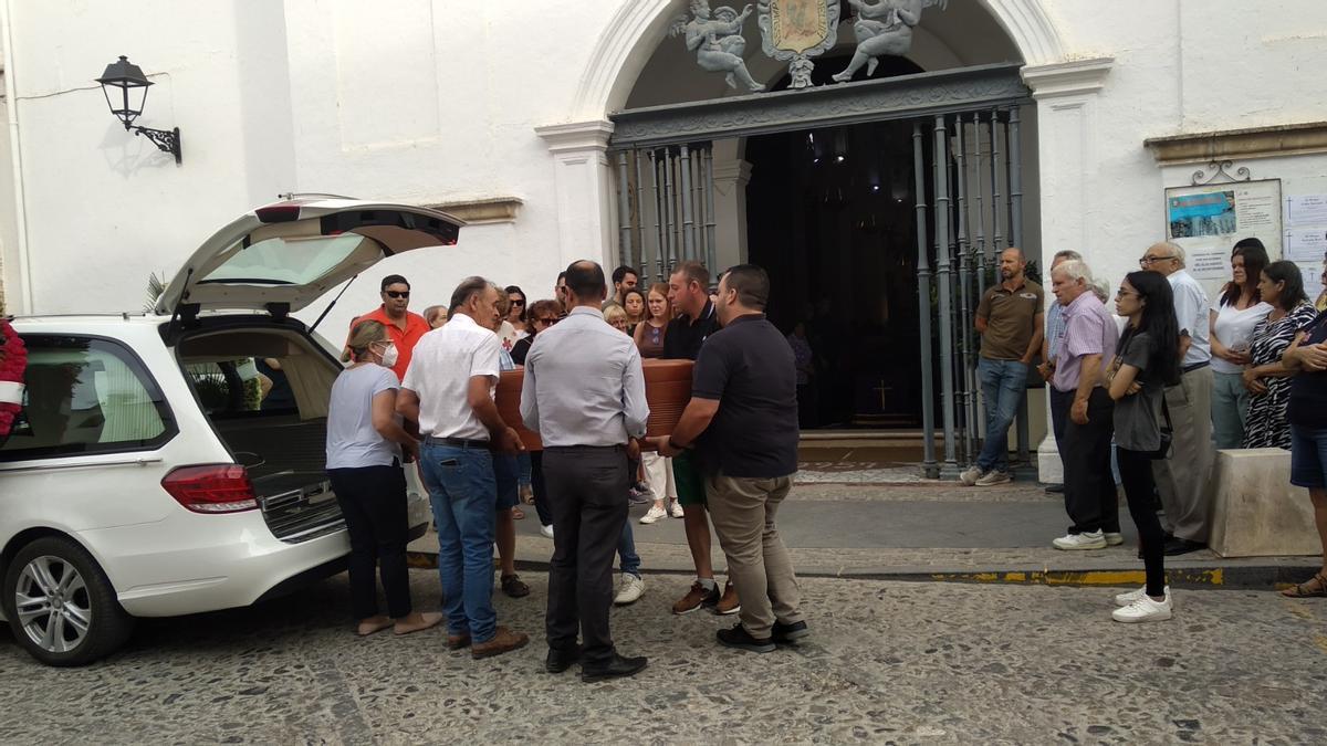 El fallecimiento ha generado una gran consternación en Priego. En la imagen, llegada del ataúd a la iglesia de la Asunción de la localidad.