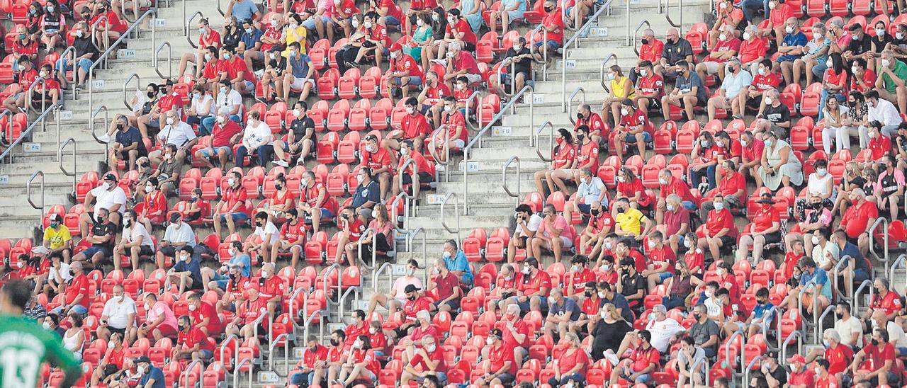 Imagen de aficionados del Real Mallorca en Son Moix