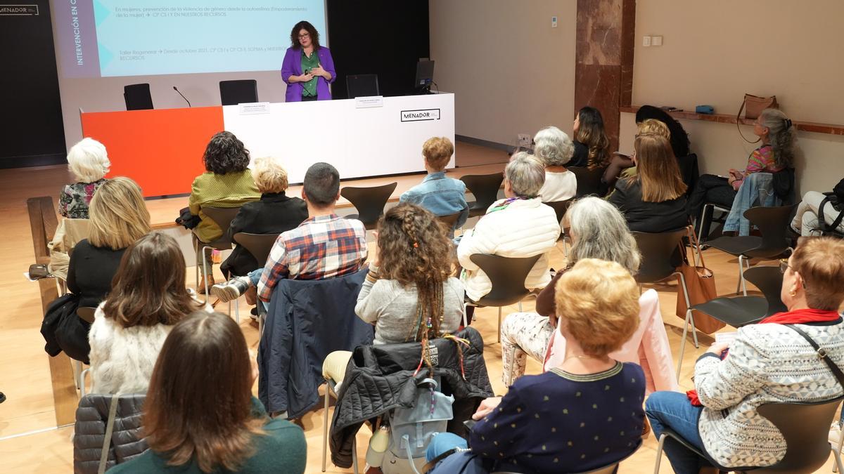 La conferencia de Carolina de Mingo, tuvo un amplio seguimiento en el Menador