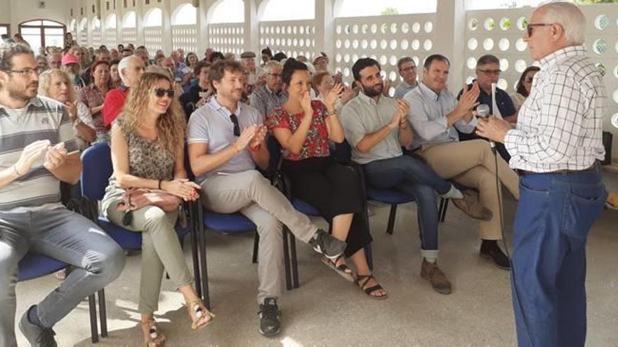 Autoridades y otros asistentes durante el acto celebrado en el área de respiro de Afacam.