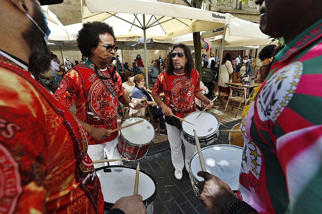 Percusionistas de la batucada, frente a la Universidad.