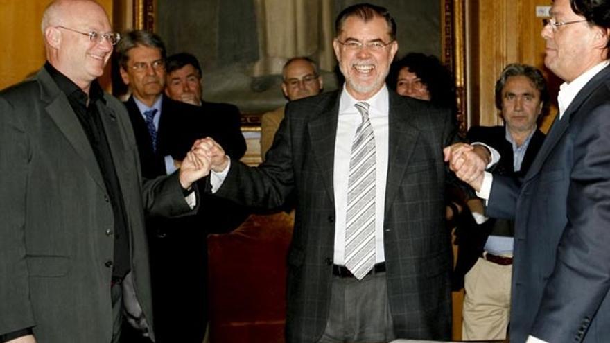 Mariano Fernández Bermejo (c) con Miguel Segarra (CC OO), a su izquierda; y Julio Lacuerda (UGT), a su derecha.