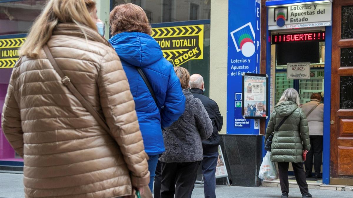 Gente haciendo fila en la administración de Lotería de El Pilar en una imagen de archivo