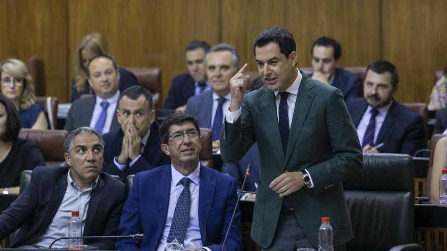 Juanma Moreno, durante una sesión del pleno del Parlamento andaluz.