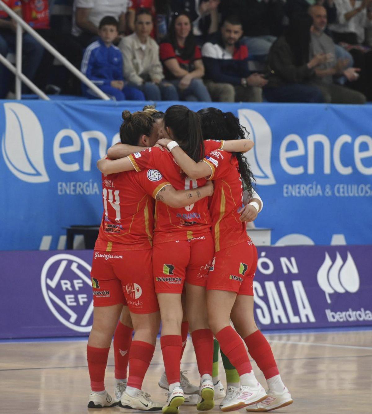 Las jugadoras del Poio celebran el tanto de Chuli.