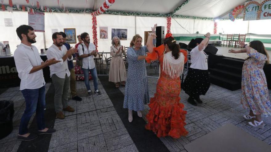 Los asistentes a la Feria de Abril de A Coruña bailan las últimas sevillanas antes de su clausura