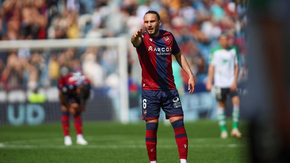 Kochorashvili, durante el partido de Liga Hypermotion entre el Levante UD y el Racing de Santander