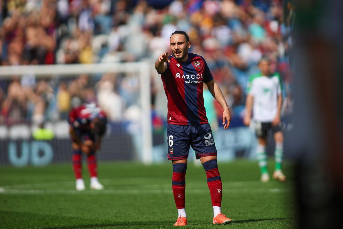 Kochorashvili, durante el partido de Liga Hypermotion entre el Levante UD y el Racing de Santander
