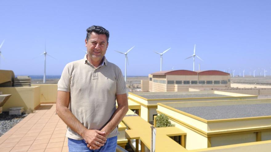 El jefe del departamento de Agua  del ITC, Baltasar Peñate  y detrás se observa la desaladora del Sureste, en Pozo Izquierdo.  | | JOSÉ CARLOS GUERRA