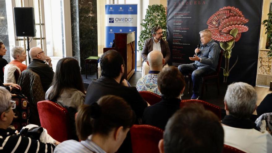 Emilio Sagi, a la derecha, conversa con Alejandro González Vilabrille, en el salón de té del teatro Campoamor. | JUAN PLAZA