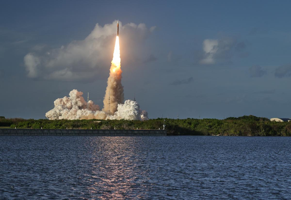 Despegue de la misión Artemis 2 rumbo a la Luna.