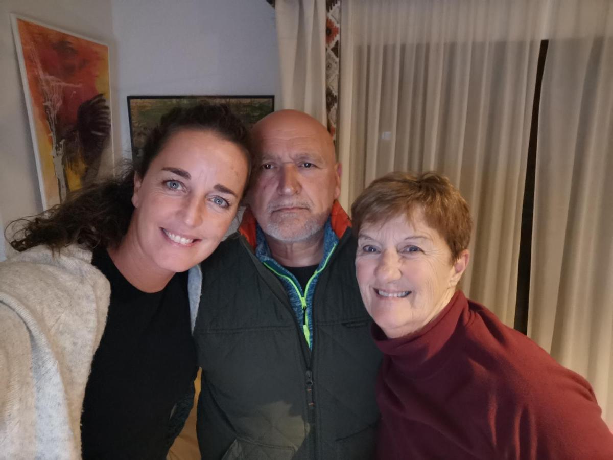 Luis Campisi, junto a su hija Nadia y su esposa Adriana Manera.