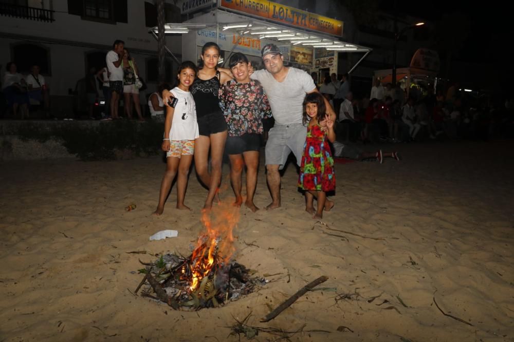 Cientos de personas acuden un año más al arenal de Nigrán para celebrar el inicio del verano entre fuego y diversión.