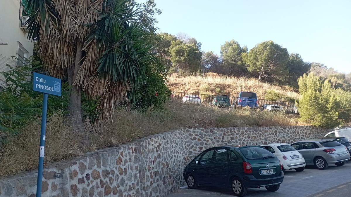 La calle Pinosol, ya sin el cartel de la Gerencia Municipal de Urbanismo que estuvo deteriorándose desde 2009.