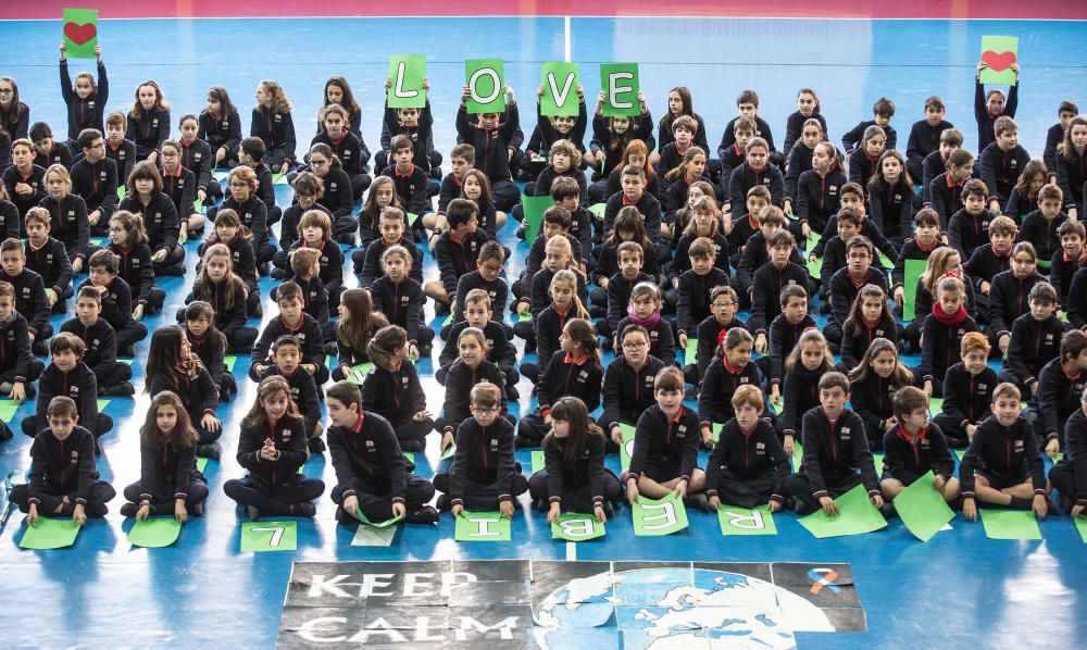 Multitudinario mosaico por la paz en el colegio Agustinos de Alicante