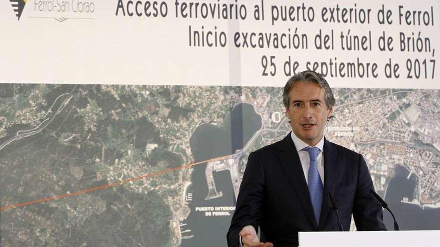 El ministro de Fomento, Íñigo de la Serna, durante el inicio de las obras del acceso por tren al puerto de Ferrol.