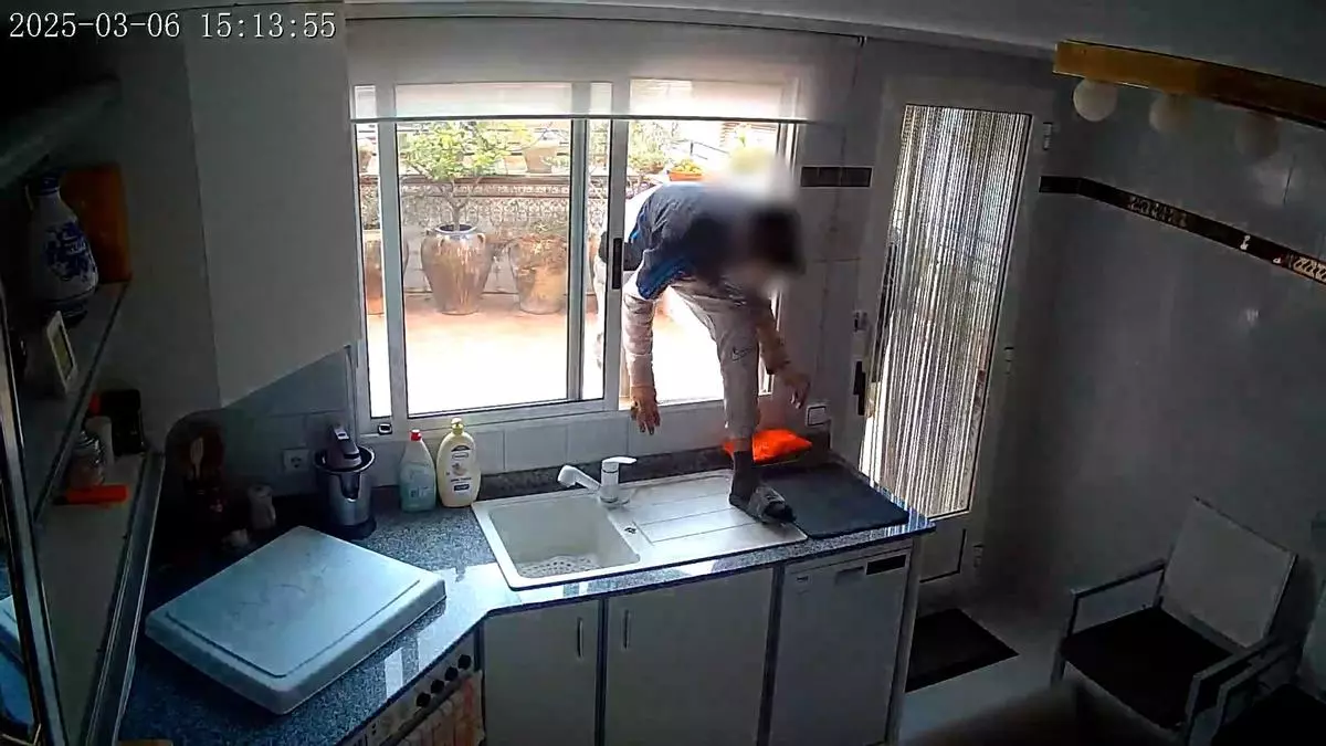 Pillan a dos jóvenes robando en una vivienda en Caspe