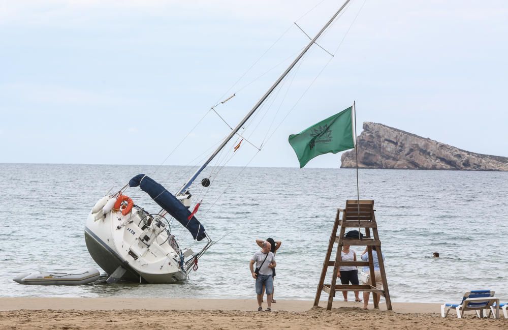 El barco ha quedado varado cerca de la orilla