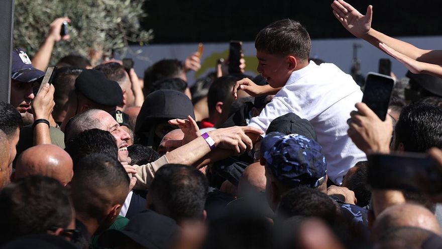 Los primeros prisioneros palestinos liberados por Israel llegan a su destino en Ramala