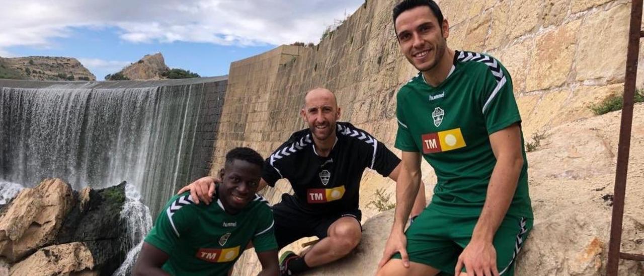 Ramón Folch, junto a Nuke Mfulu y el readaptador Aitor Soler, durante una jornada de recuperación en la que visitaron el pantano de Elche.