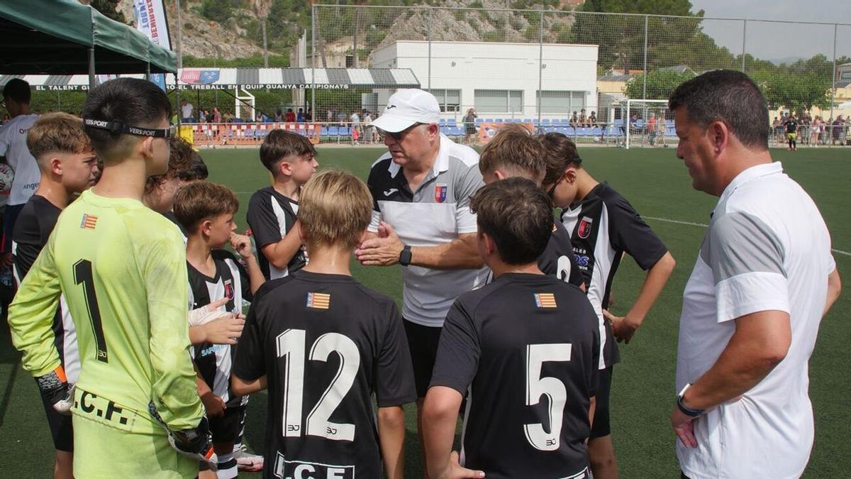 Un entrenador da instrucciones a un equipo del Benirredrà CF en una edición anterior del torneo