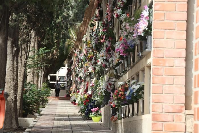 Día de Todos los Santos en el cementerio de Lorca