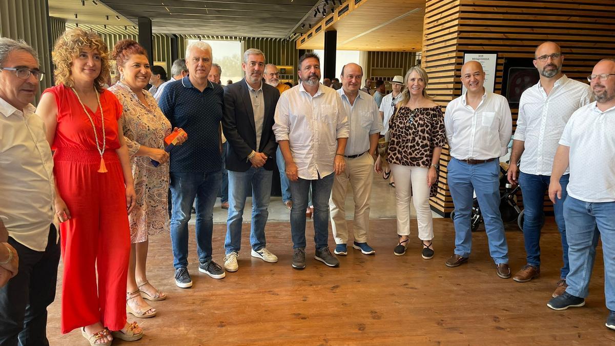 La actual cúpula de El Pi, ayer en Son Mesquida, junto a los dirigentes de PNV y Coalición Canaria.