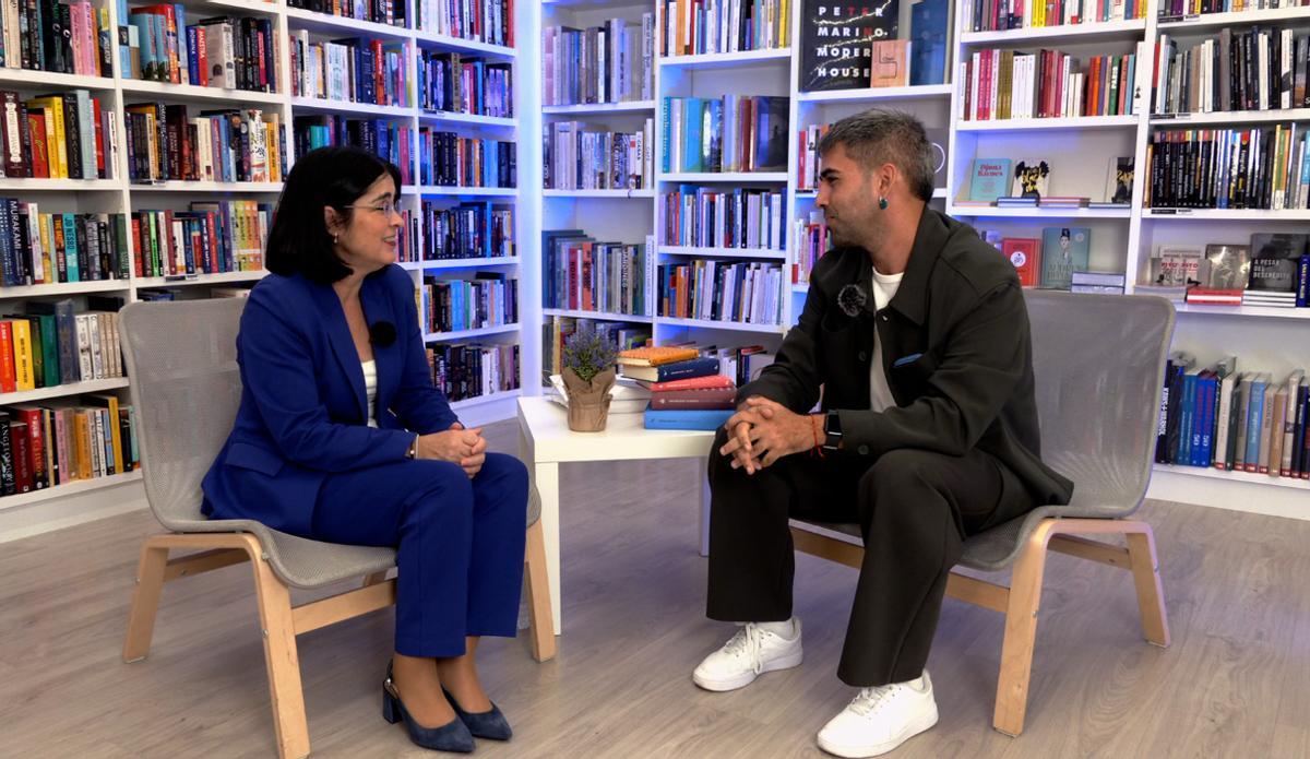 Carolina Darias y el periodista Adolfo Rodríguez en la Librería Agapea de Las Palmas de Gran Canaria