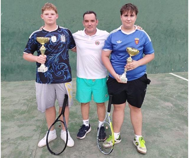 Los campeones del frontón lucen orgullosos sus trofeos.