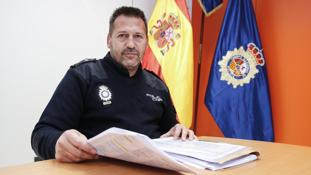 El inspector Pedro Gamero posa en la comisaría de Cáceres.